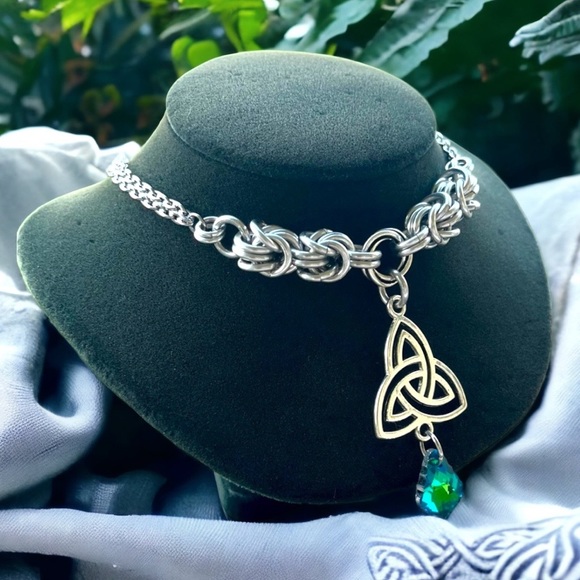Handmade maille choker necklace celtic knot charm & green austrian crystal - Picture 3 of 16